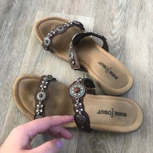 Minnetonka sandals size 8 but fit like 7